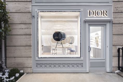 binnen kijken bij dior|Dior house den haag.